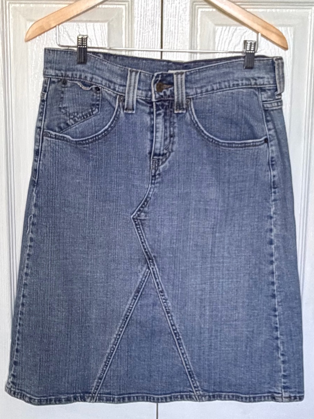 Levi’s Denim Skirt Size 8 Medium Wash Knee Length Stretch Jean Skirt Y2K